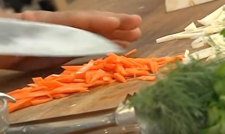 Κόψτε τα καρότα σε λωρίδες.