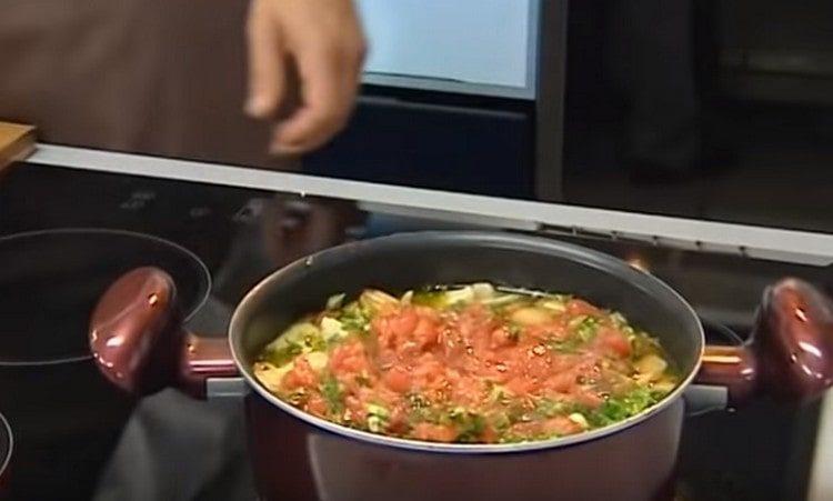 Įpilkite pomidorų, žolelių, česnako ir per kelias minutes mūsų daržovių sriuba vištienos sultinyje yra paruošta.