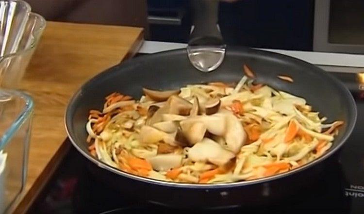 Στο τηγάνι προσθέστε φέτες μανιτάρια πορτσίνι