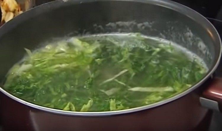 Salate e pepate immediatamente la zuppa.
