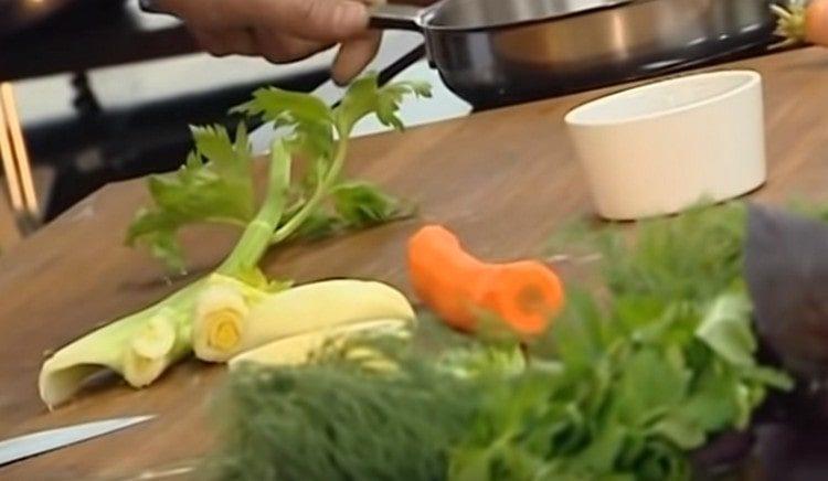 supjaustykite salierą ir morką.