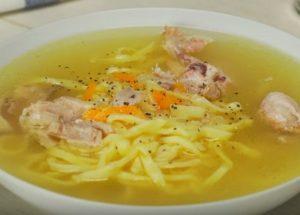 Prepariamo una zuppa di pollo profumata con noodles fatti in casa secondo una ricetta passo-passo con una foto.