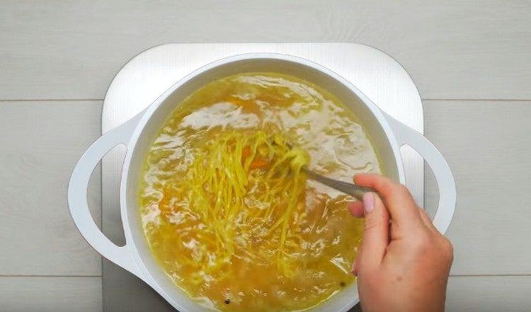 انشر المعكرونة في الحساء.