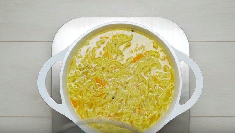 Die Suppe nach Belieben salzen und pfeffern.