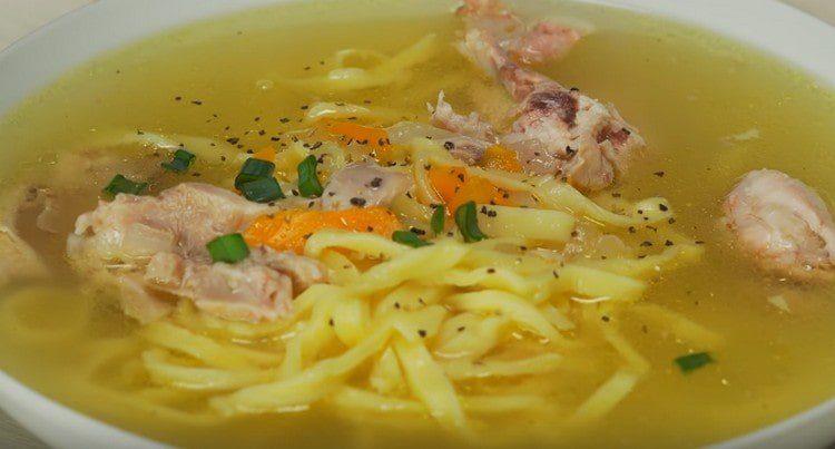 Wenn Sie eine Suppe mit hausgemachten Nudeln servieren, fügen Sie Portionen Hühnchen in Portionen hinzu.