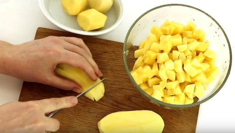 Sbucciare le patate e tagliarle a cubetti.