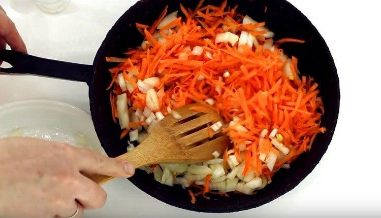 Keittäminen sipulit ja porkkanat.