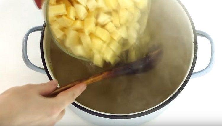 Kartoffeln in die Erbsenpfanne geben.