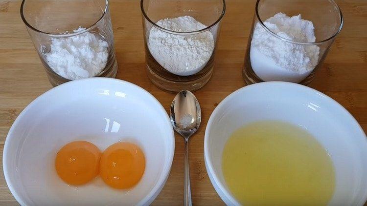 Разделяме яйцата на белтъци и жълтъци.