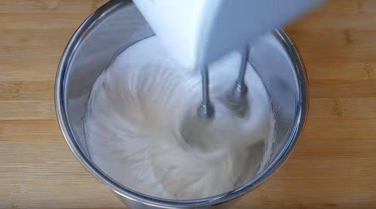 Lisää jauhettu sokeri proteiineihin ja lyö kunnes vakaa vaahto.