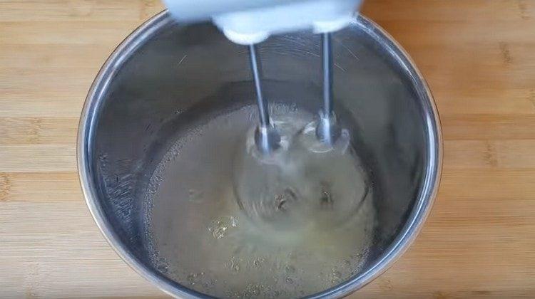 Rozšlehejte bílé s mixérem se špetkou cukru.
