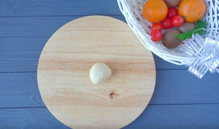Разделете тестото на порционирани парчета и ги разточете на топки.