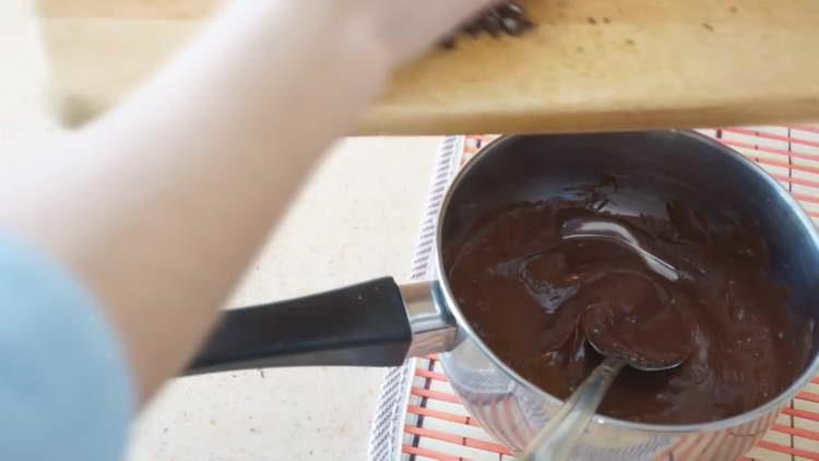 togliere il cioccolato dalla stufa