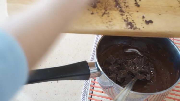 صب الجزء الثاني من الشوكولاته في stewpan