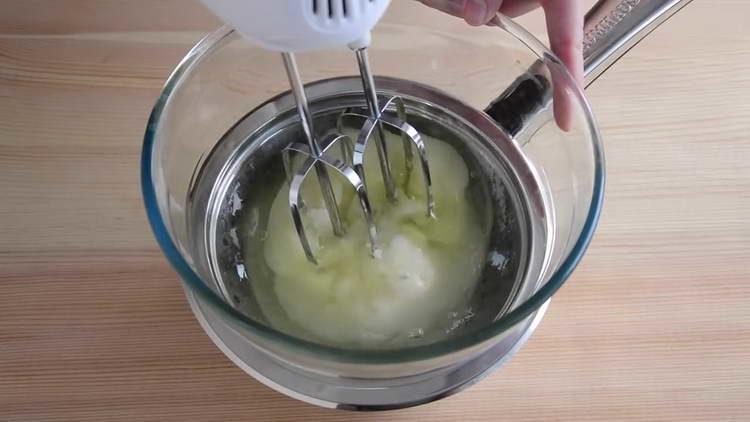 βάλτε με μια κρέμα ανάμιξης σε ένα λουτρό νερού