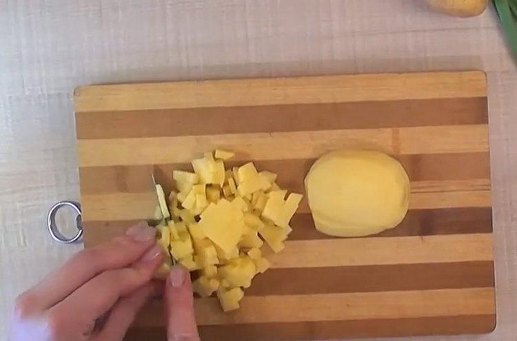 يقطع البطاطس