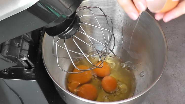 Eier in den Mixer geben