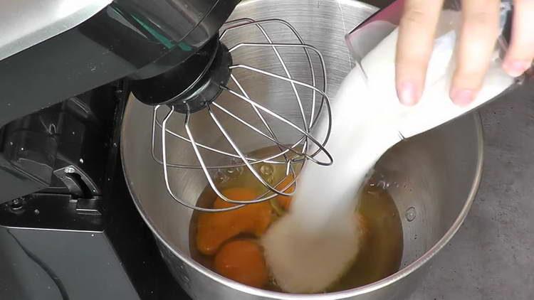 į kiaušinius įpilkite cukraus ir druskos