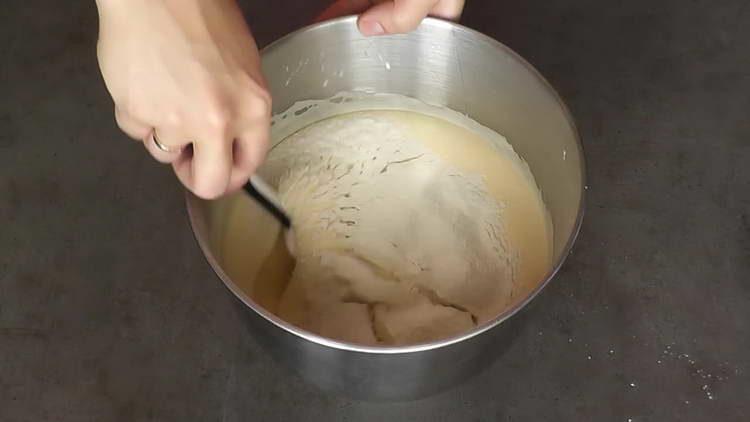 добавете брашното към яйчената смес