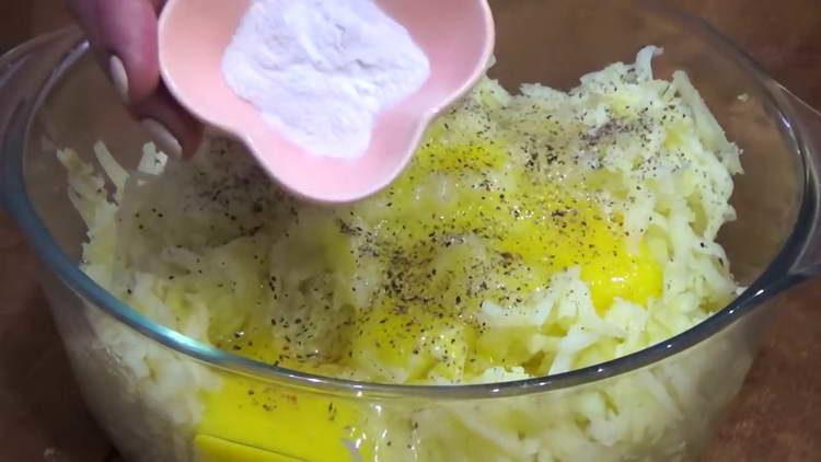 смесете картофите с яйцето