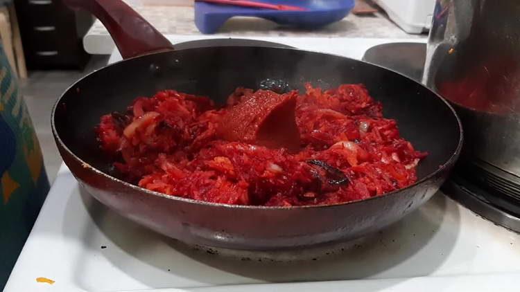 добавете доматено пюре към зеленчуците