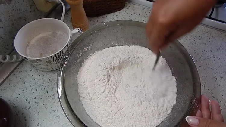 setacciare la farina in una ciotola