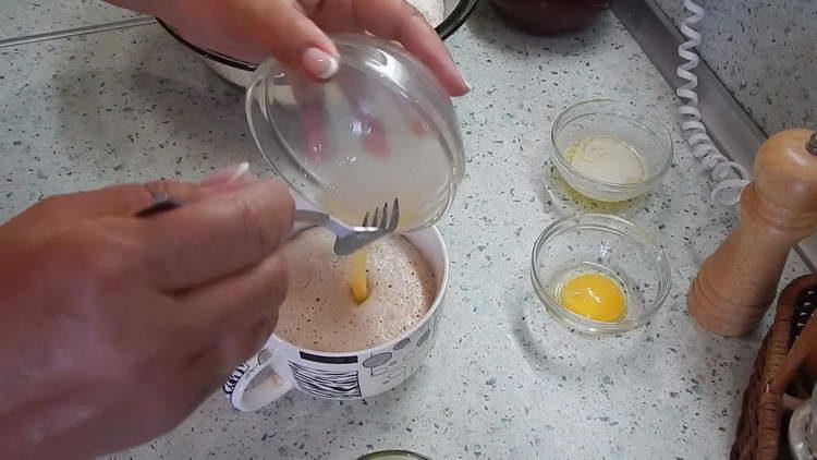 öntsük a tojást az élesztőbe