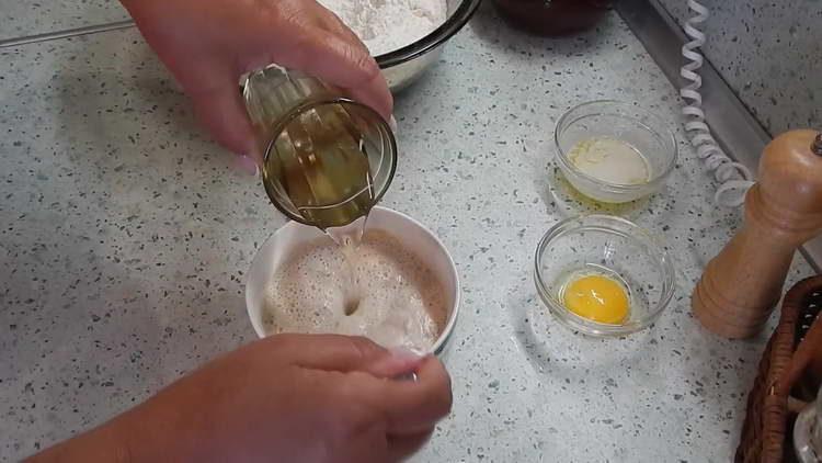 изсипете олио в яйцата