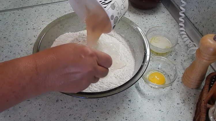 изсипете тесто в брашно