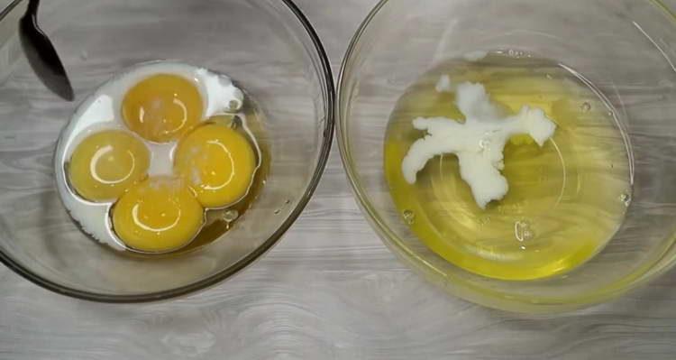 ibuhos ang gatas sa mga yolks