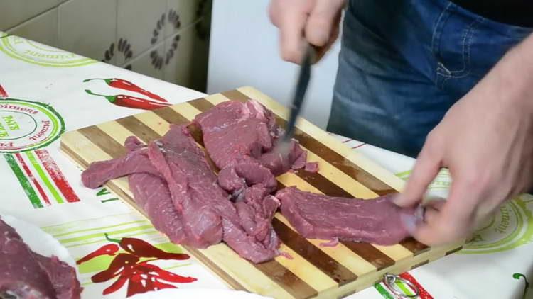 Rindfleisch in Scheiben schneiden