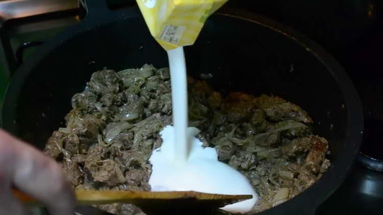 ibuhos ang cream sa kawali
