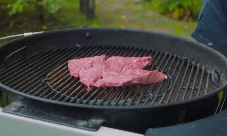 βάλτε το βόειο κρέας στη σχάρα