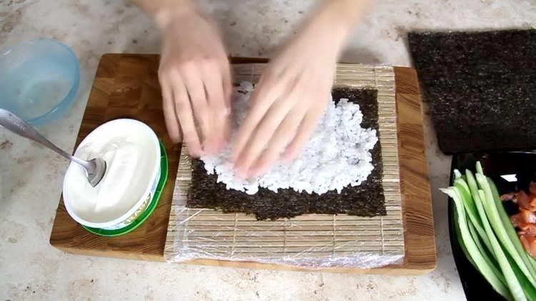βάλτε το ρύζι σε ένα φύλλο nori
