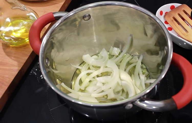τηγανίζουμε το κρεμμύδι σε μια κατσαρόλα