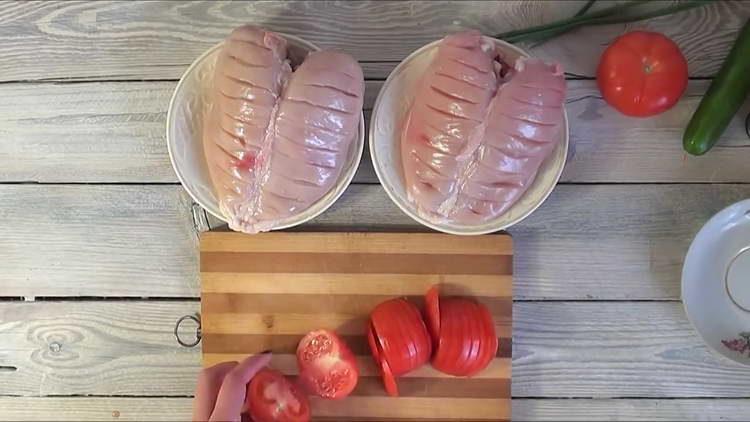 supjaustykite pomidorus į apskritimus