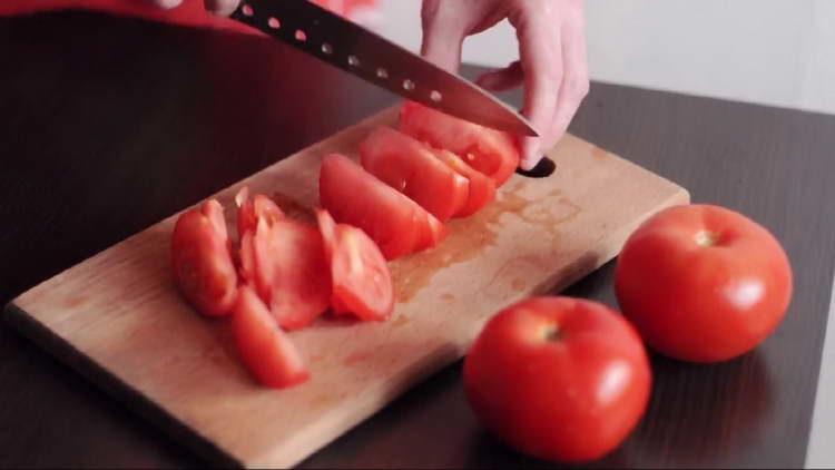 وضع شرائح الطماطم
