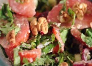 kochen saftigen ruzin salat mit walnüssen