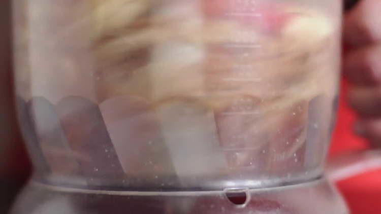 Knoblauch und Nüsse in einem Mixer hacken