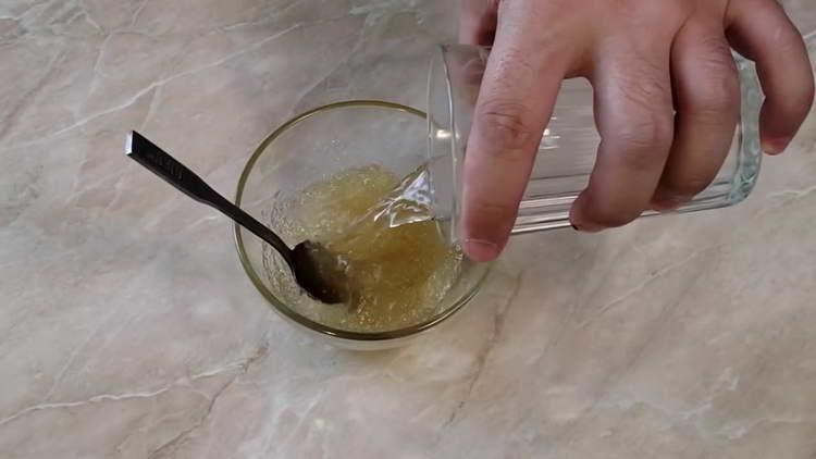 mescolare la gelatina con acqua