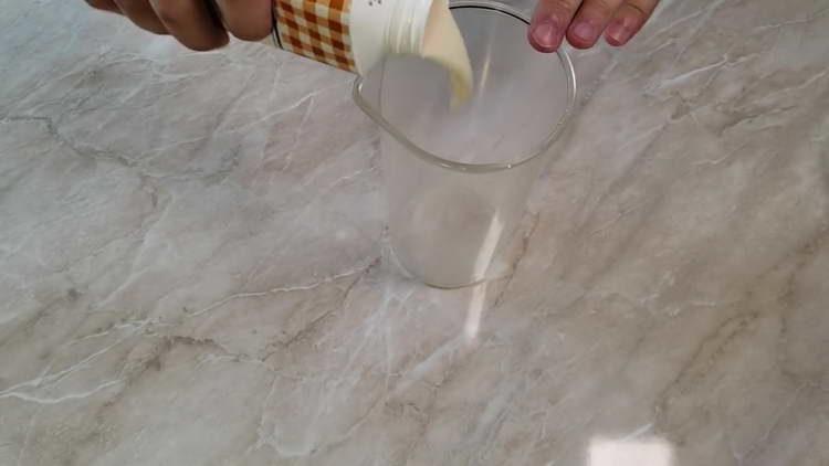 versare il latte fermentato cotto in un bicchiere