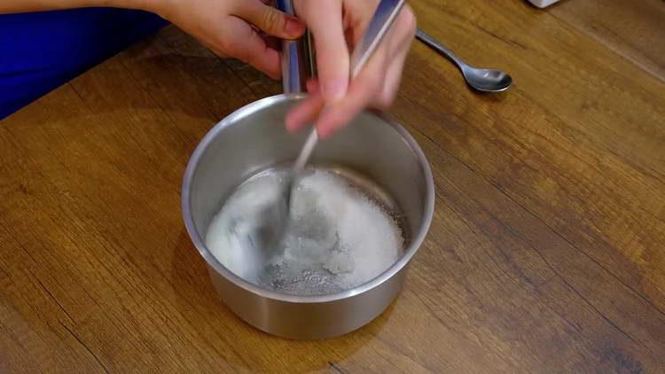 mescolare lo zucchero con acido citrico e acqua