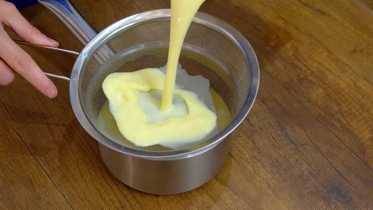 Gießen Sie die Milchmischung in Karamell