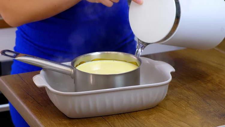 поставете формата в чиния с вряла вода