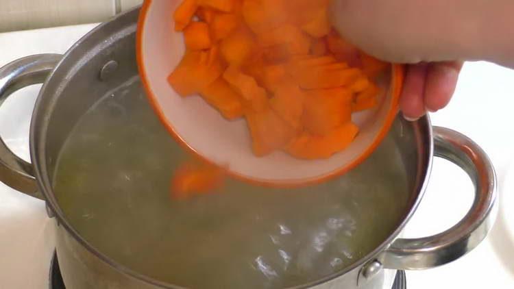 versare le carote nella padella