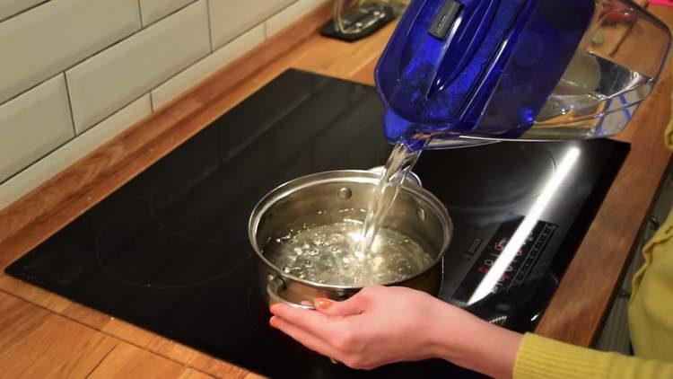 Wasser in einer Pfanne kochen
