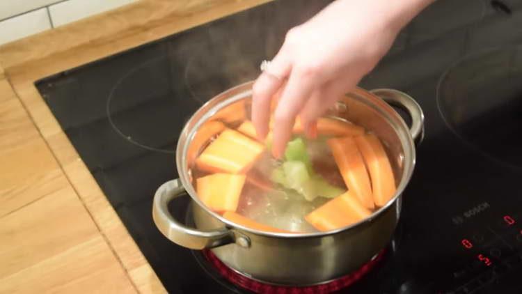 aggiungere la carota e il sedano nella padella