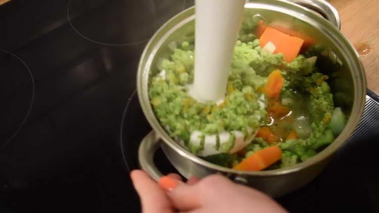 Die Suppe durch einen Mixer geben