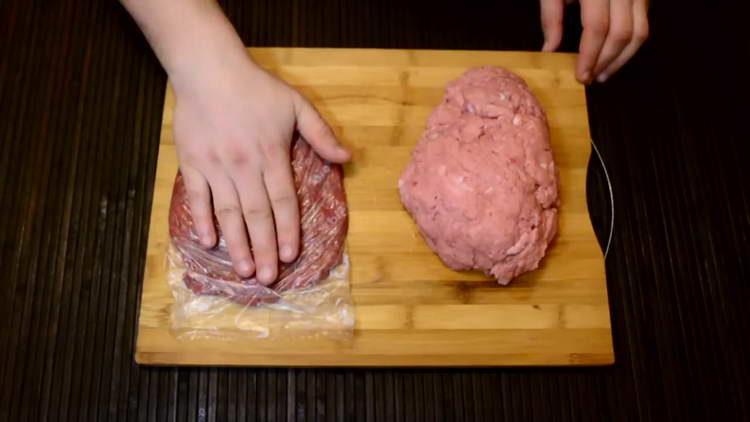 شكل قطع مسطحة من اللحم المفروم