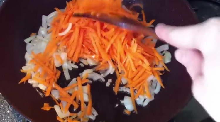 τηγανίζουμε τα καρότα με τα κρεμμύδια